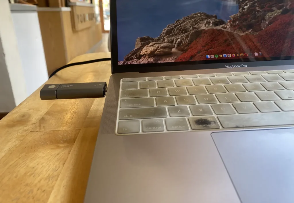 How to Clean a MacBook Screen Quickly and Safety