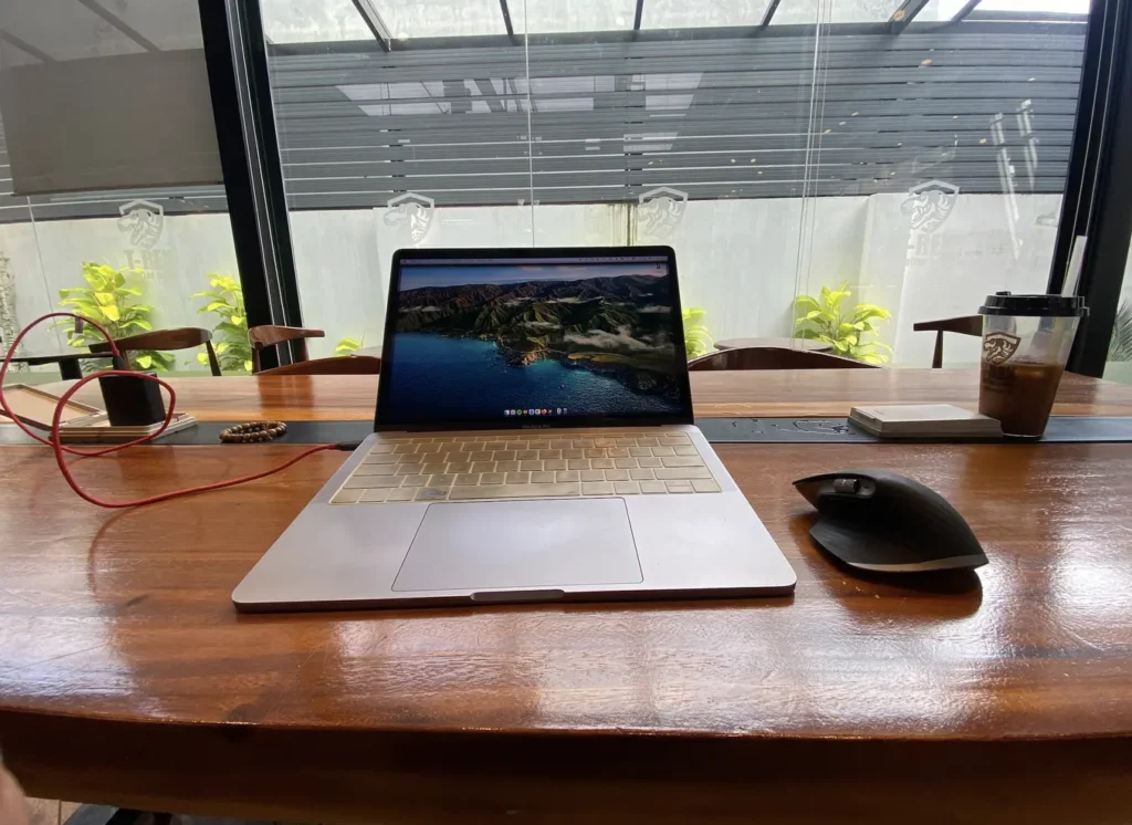 How to Clean a MacBook Screen Quickly and Safety