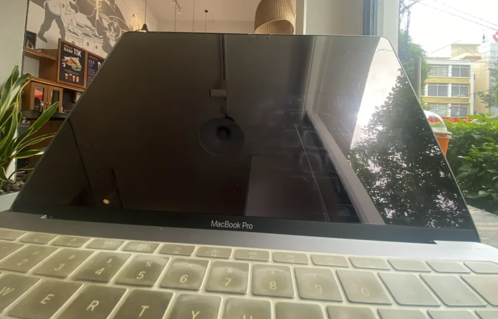 How to Clean a MacBook Screen Quickly and Safety